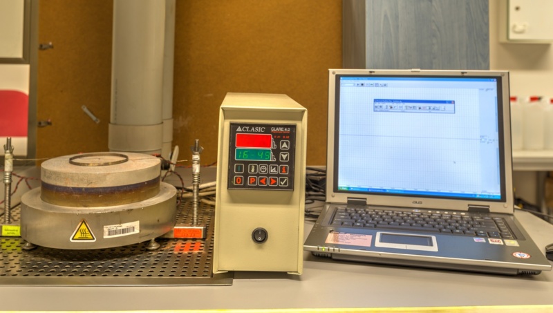 Přístroj pro měření minimální teploty vznícení prachů v usazeném stavu